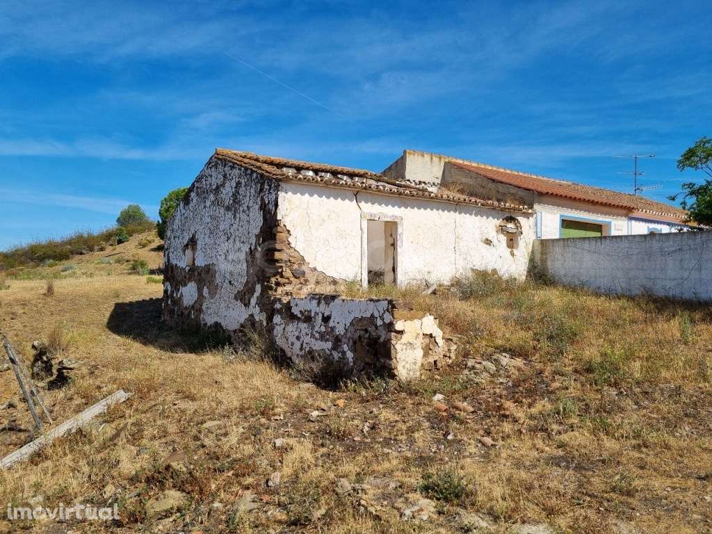 Terreno Misto com Ruína e Vista Panorâmica - Grande imagem: 2/9
