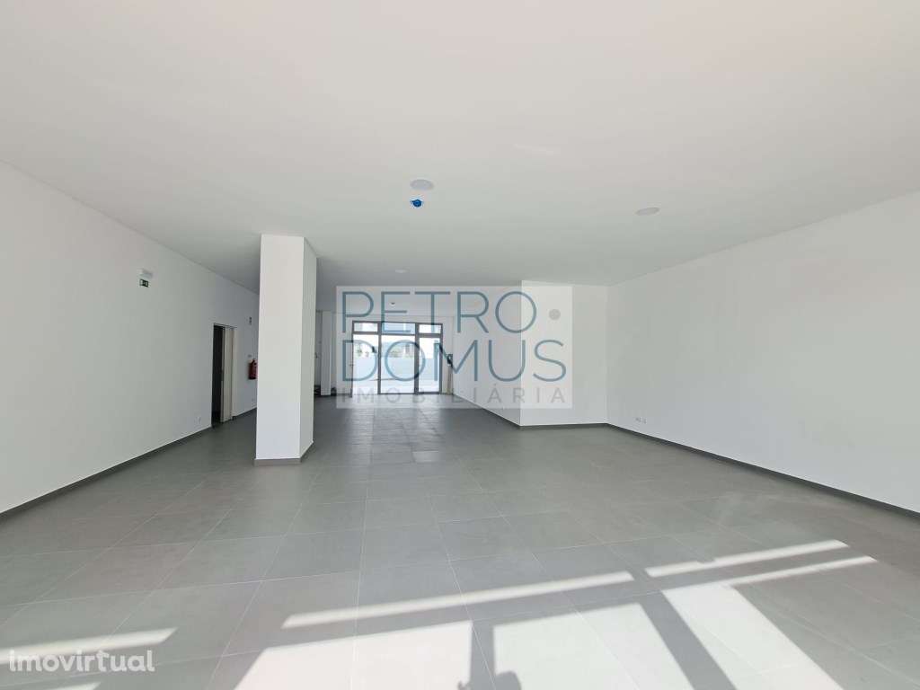 ARRENDAMENTO DE ESPAÇO COMERCIAL NA RUA DE CAMPOLIDE - Grande imagem: 3/13