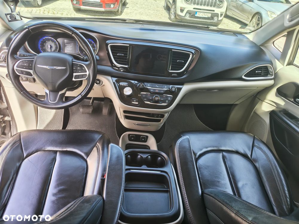 Chrysler Pacifica - 11