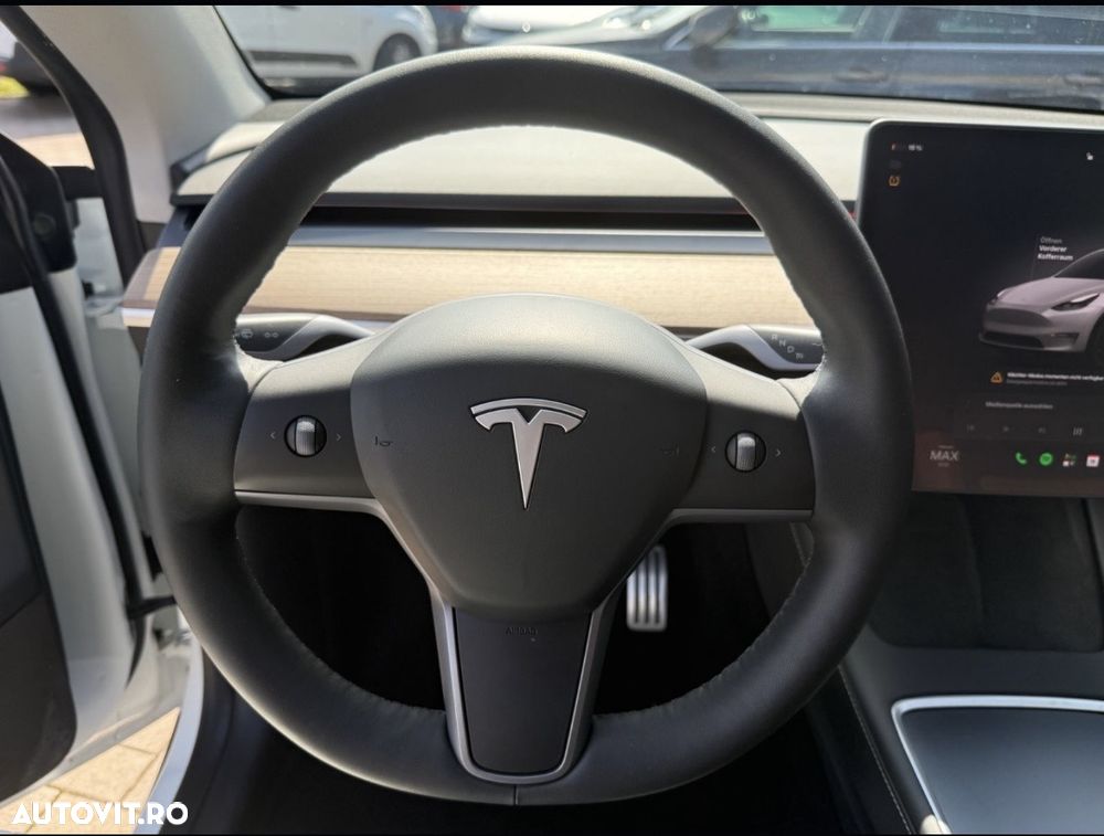 Tesla Model Y - 12