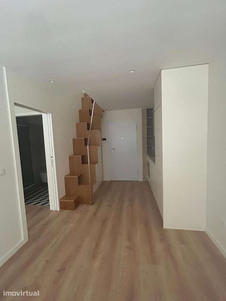 Apartamento T1+1 Duplex a 300 metros da Estação do Metro da Trindade - Grande imagem: 3/9