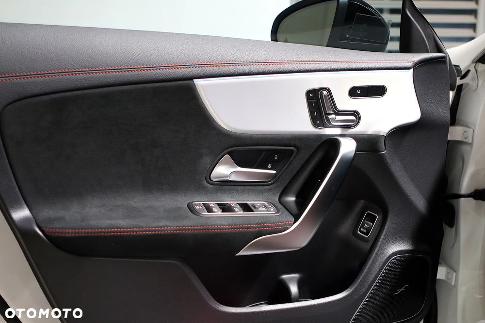Mercedes-Benz CLA 250 4Matic 7G-DCT AMG Line - 17