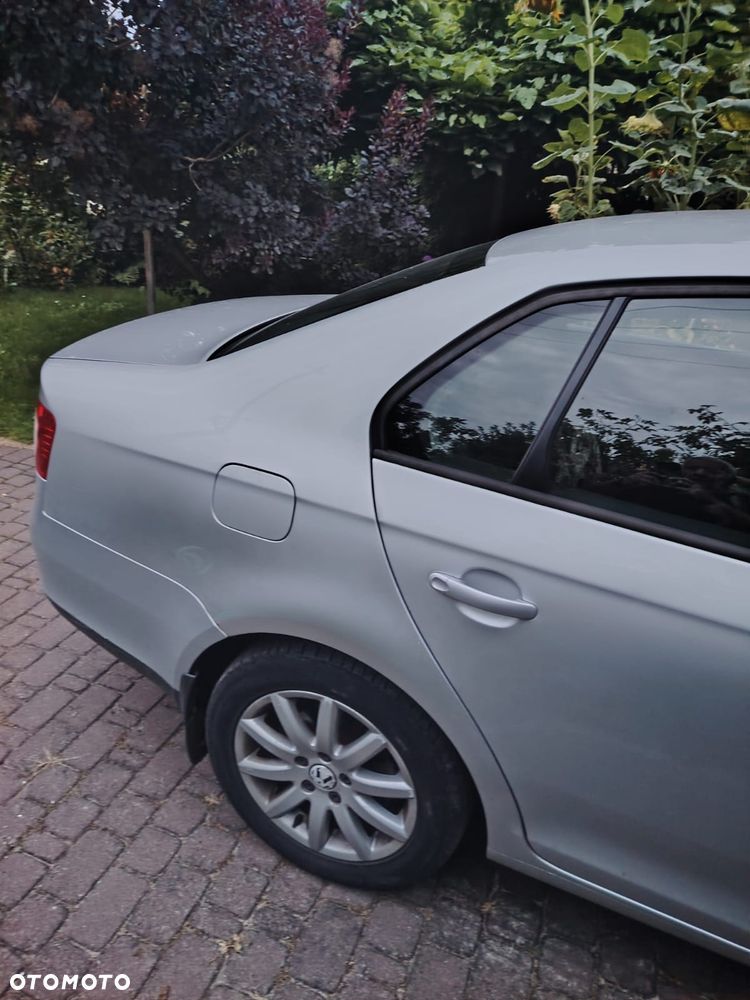 Volkswagen Jetta 1.6 Comfortline - 4