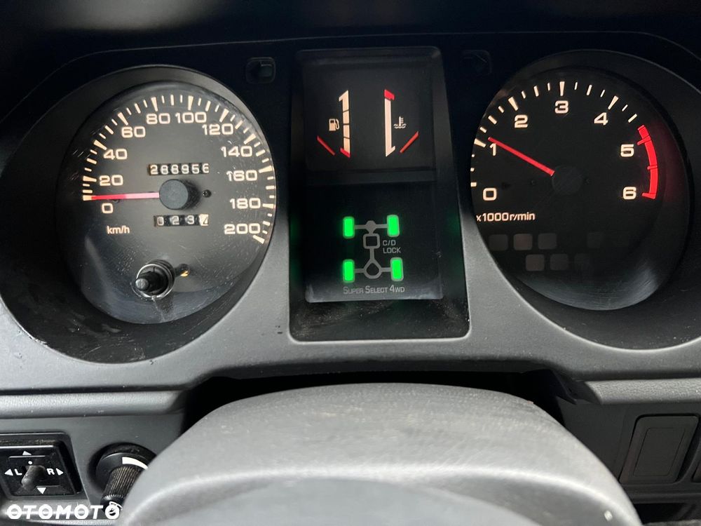 Mitsubishi Pajero - 24