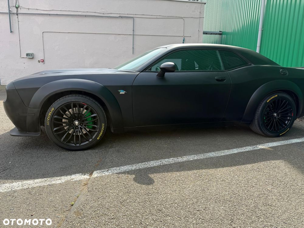 Dodge Challenger - 11