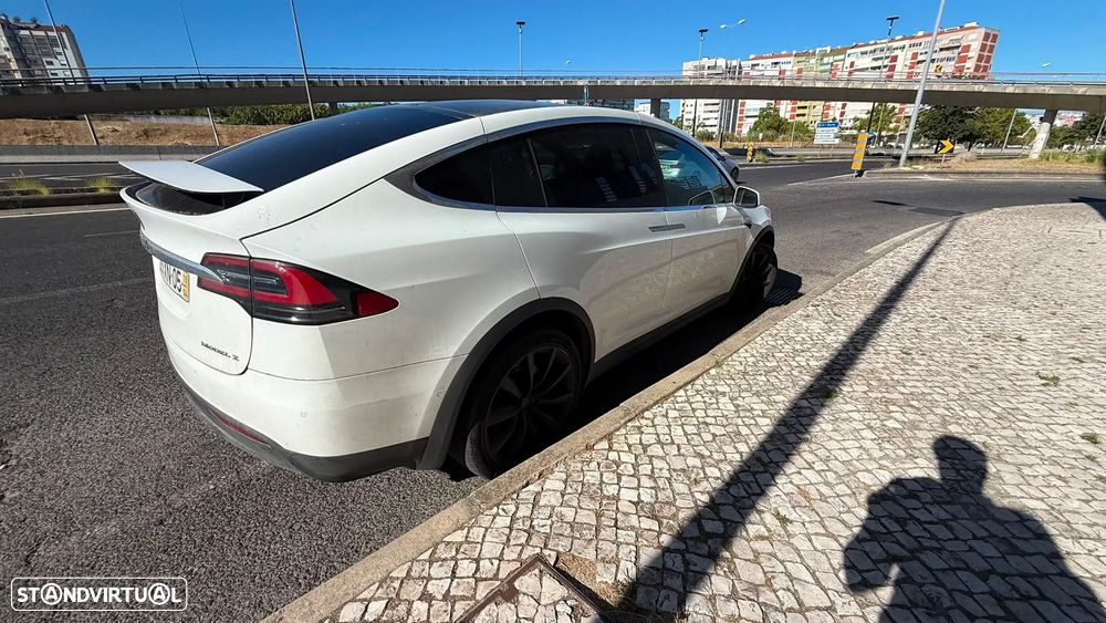 Tesla Model X - 18