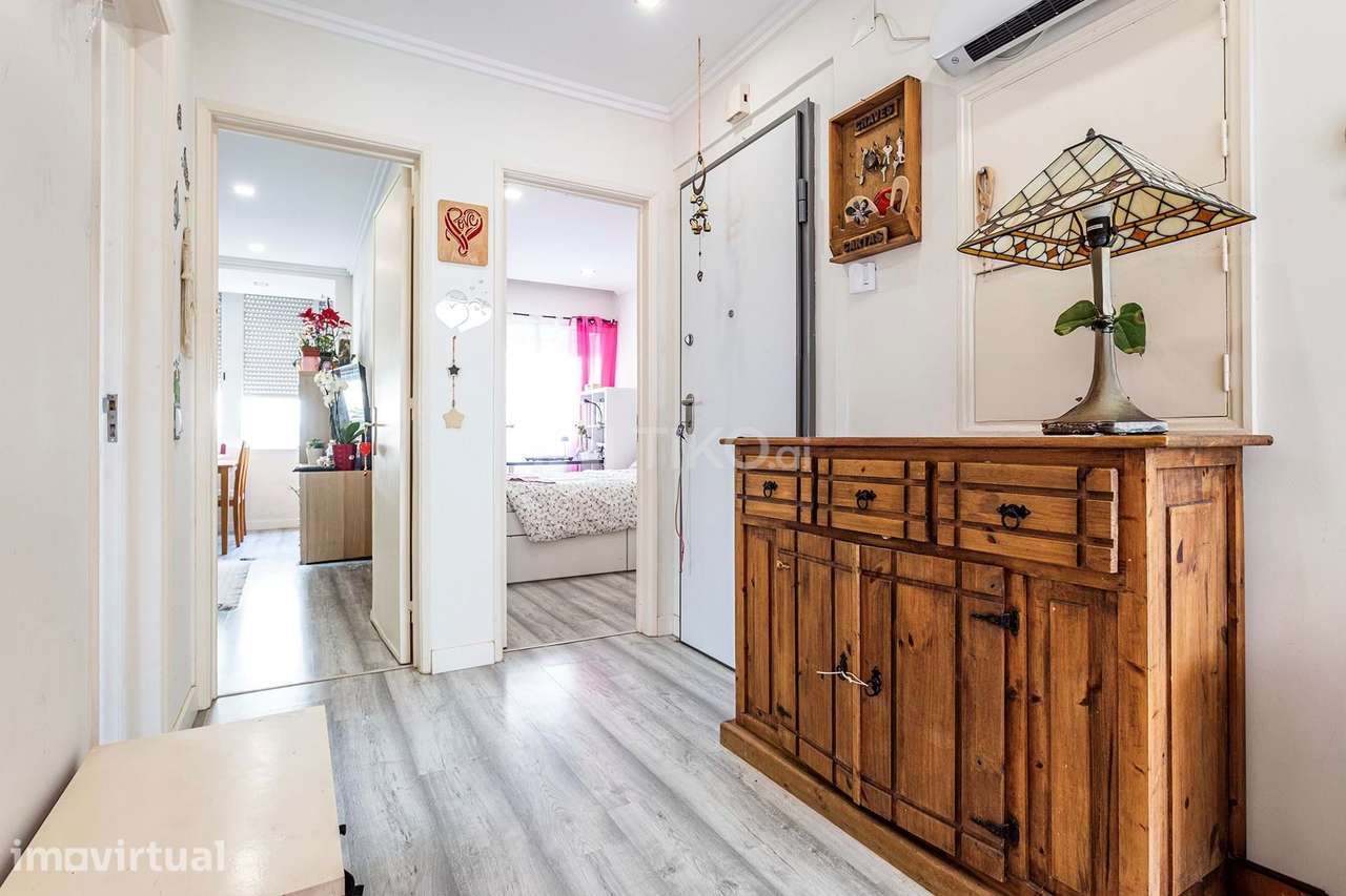 Excelente Apartamento T2 Remodelado nas Mercês - Grande imagem: 4/19
