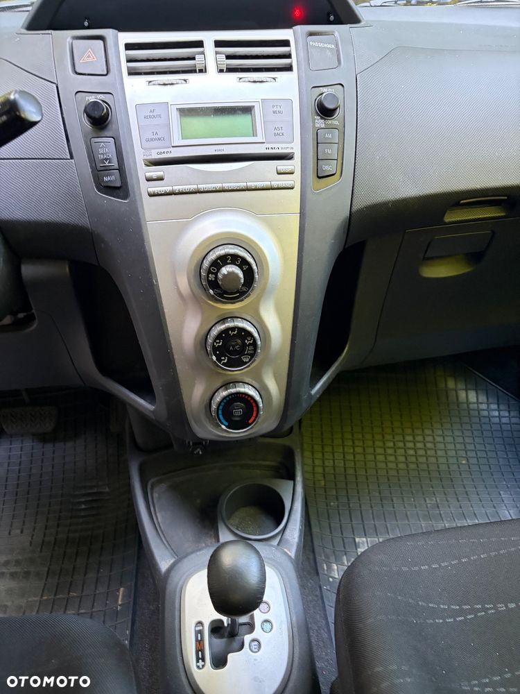 Toyota Yaris 1.3 Sol - 4