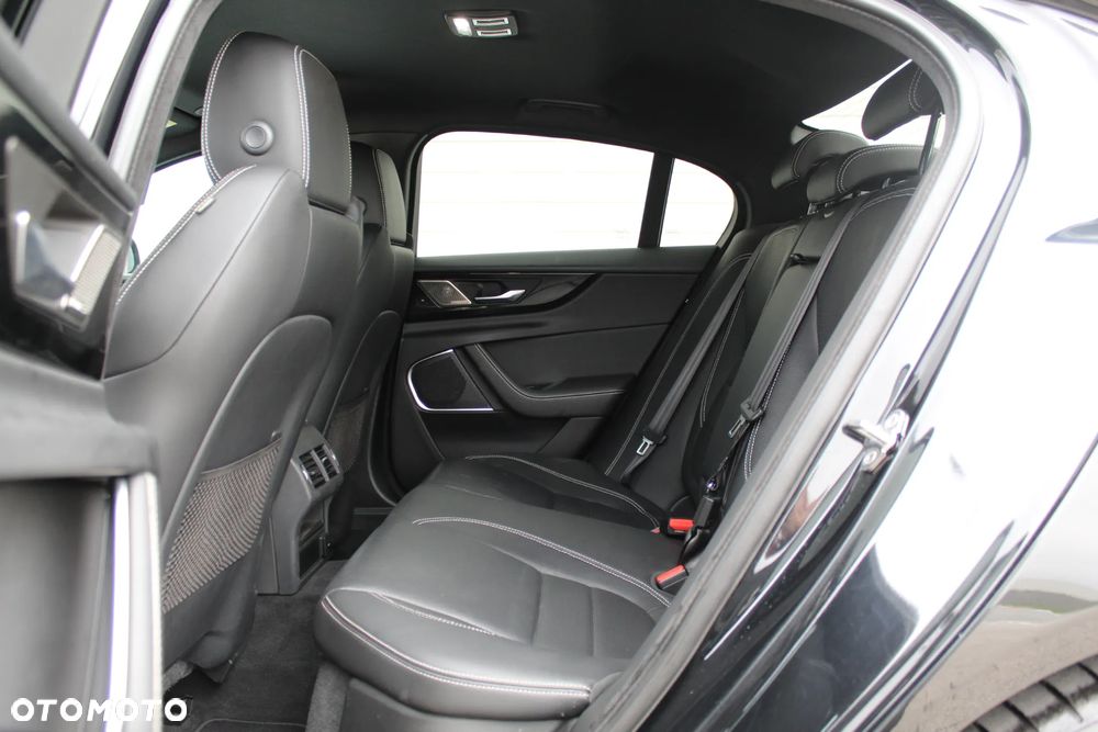 Jaguar XE - 12
