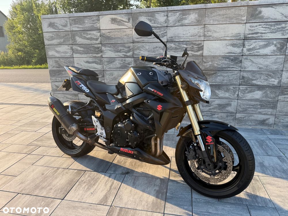 Suzuki GSR - 2