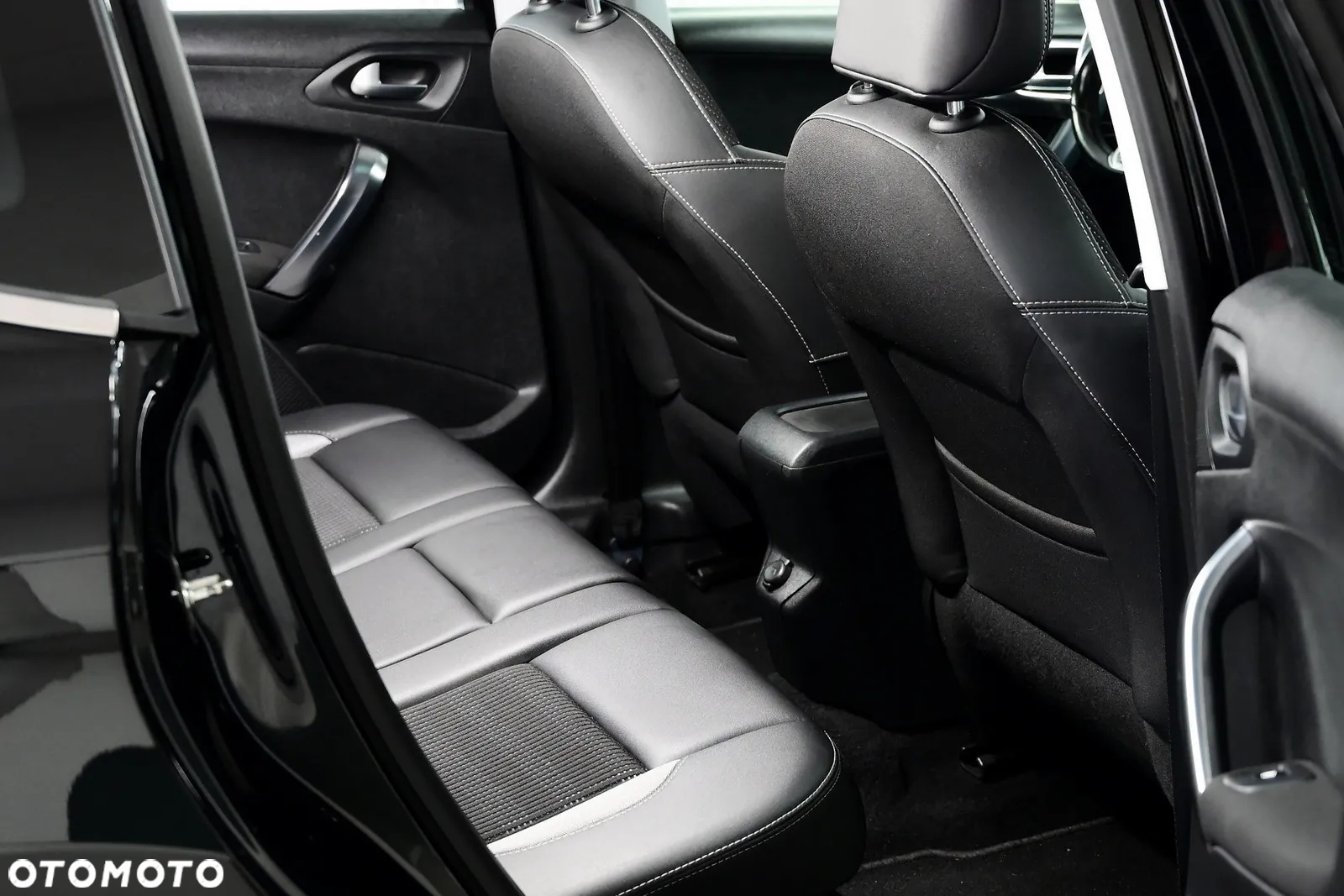 Peugeot 2008 1.2 Pure Tech Allure S&S - 11