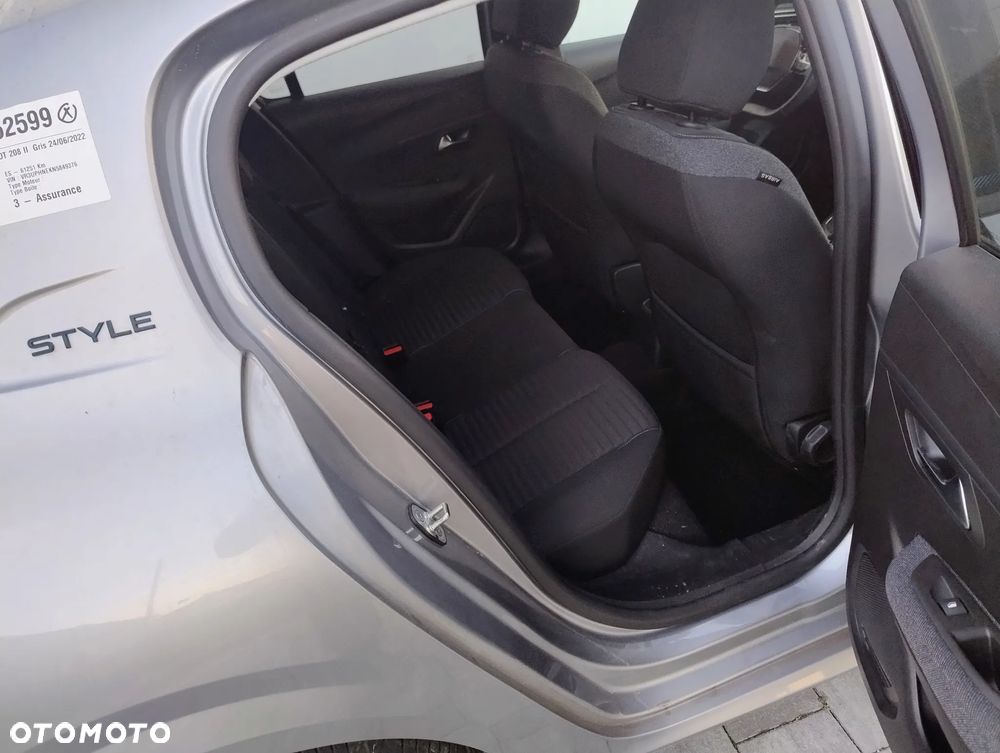 Peugeot 208 - 8