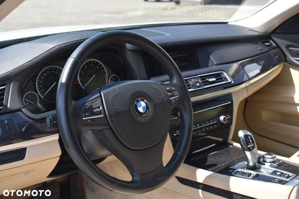 BMW i7 - 25