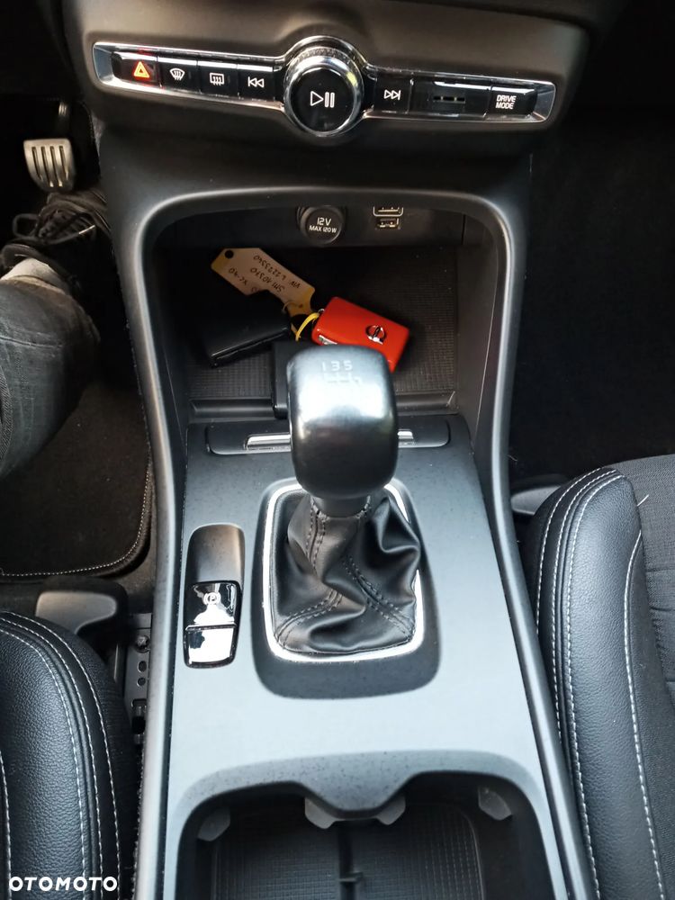 Volvo XC 40 T3 Momentum Pro - 24