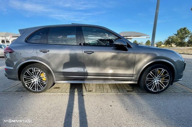 Porsche Cayenne Turbo S Tiptronic S - 4