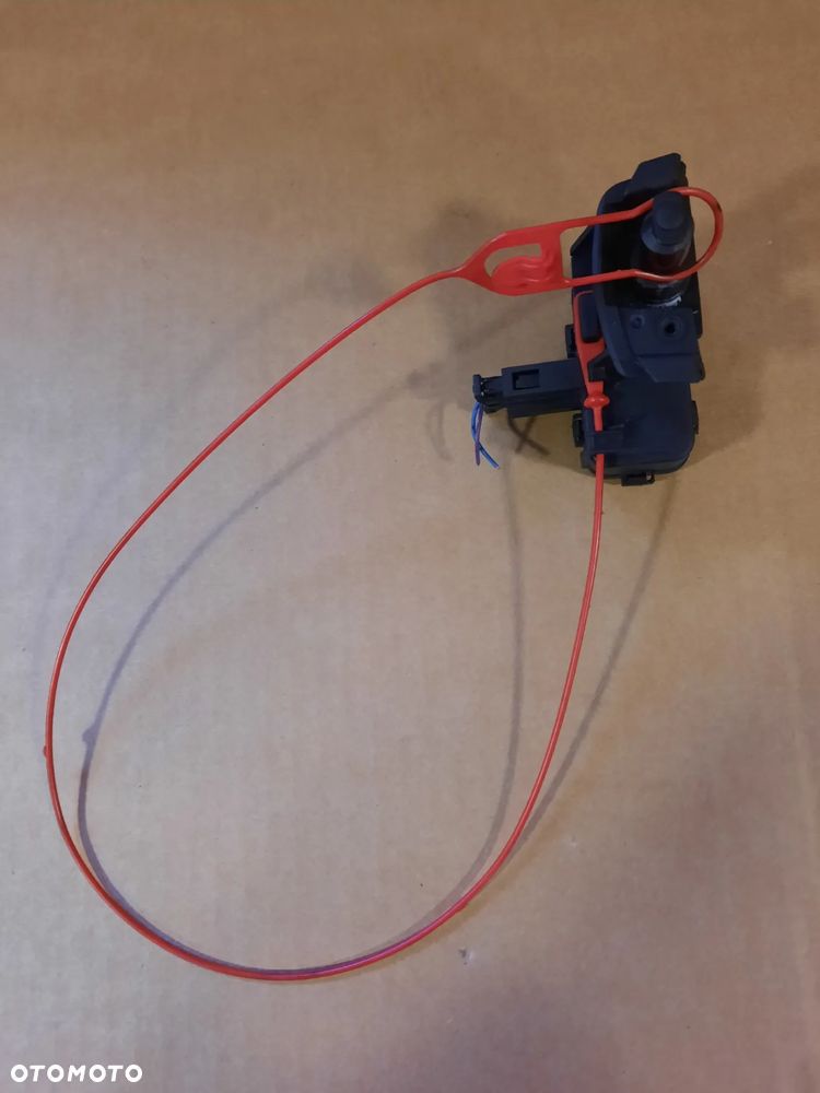 Siłownik klapki wlewu paliwa Audi A4 B8   8K0862153 - 3