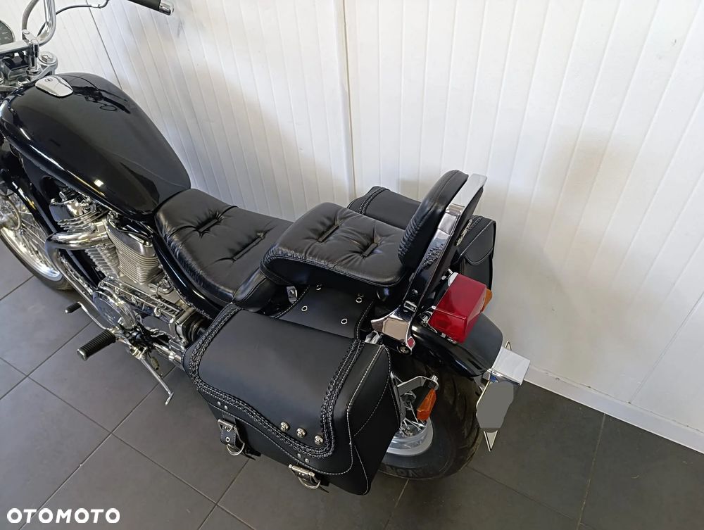 Suzuki Intruder - 13