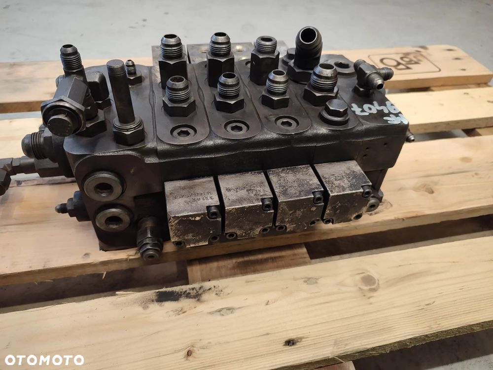 Rozdzielacz hydrauliczny Massey Ferguson 9407 (7GH345002) - 11