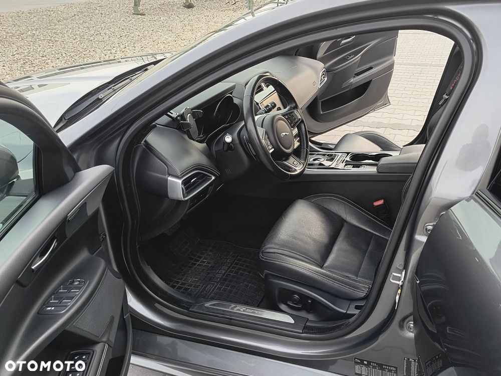 Jaguar XE 2.0 T R-Sport - 22