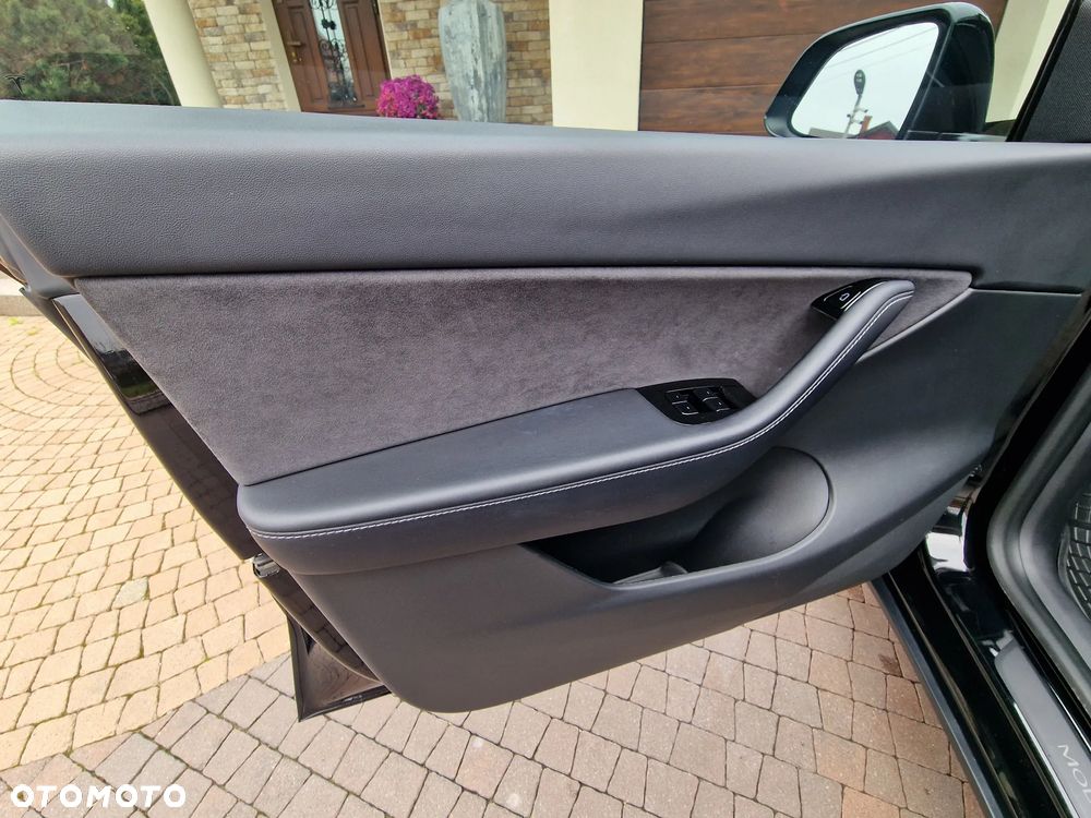 Tesla Model Y Long Range AWD - 11