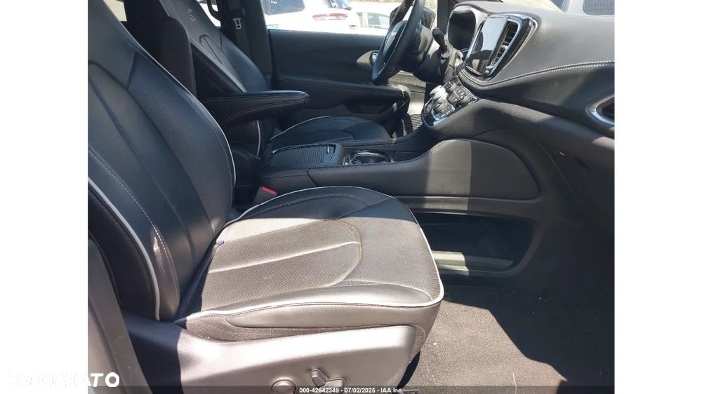 Chrysler Pacifica - 11