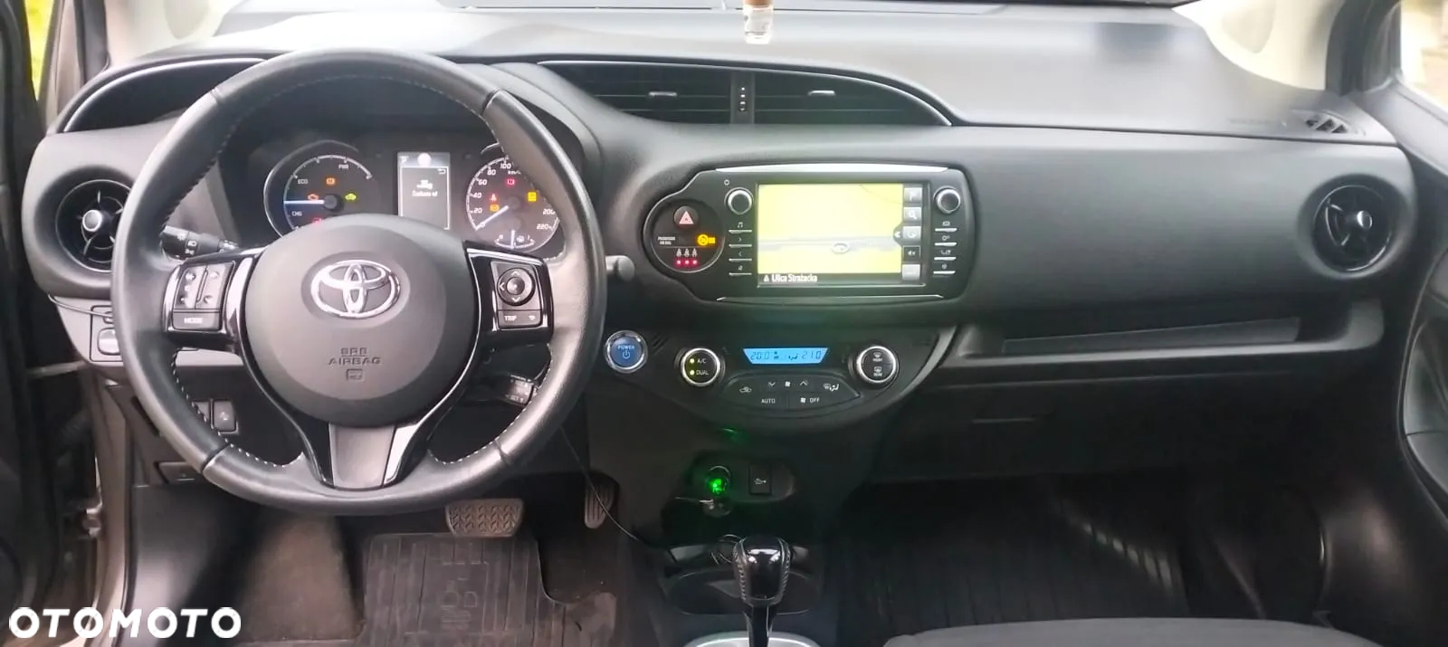 Toyota Yaris Hybrid 100 Premium - 9