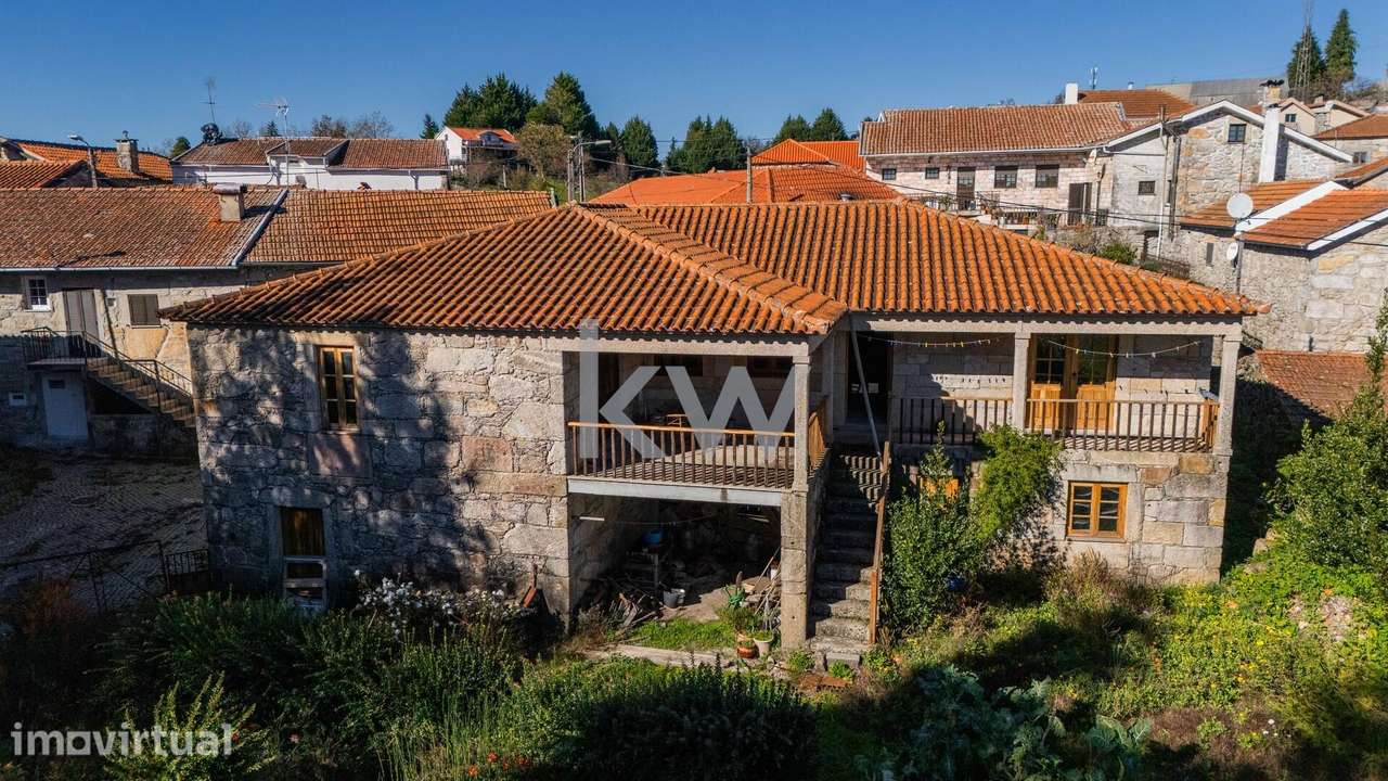 Moradia em remodelação, com Espigueiro e jardim no centro de Lamalonga - Grande imagem: 2/23