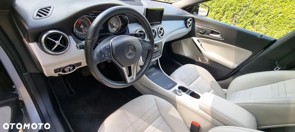 Mercedes-Benz CLA 200 7G-DCT Urban - 29
