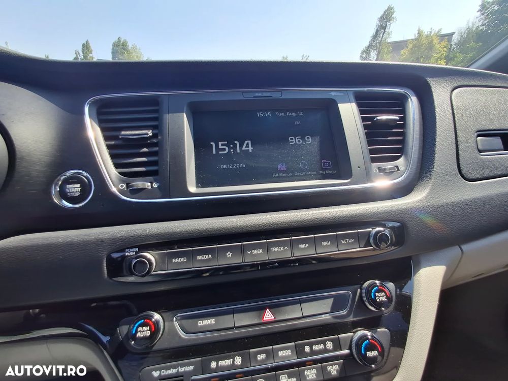 Kia Carnival - 24