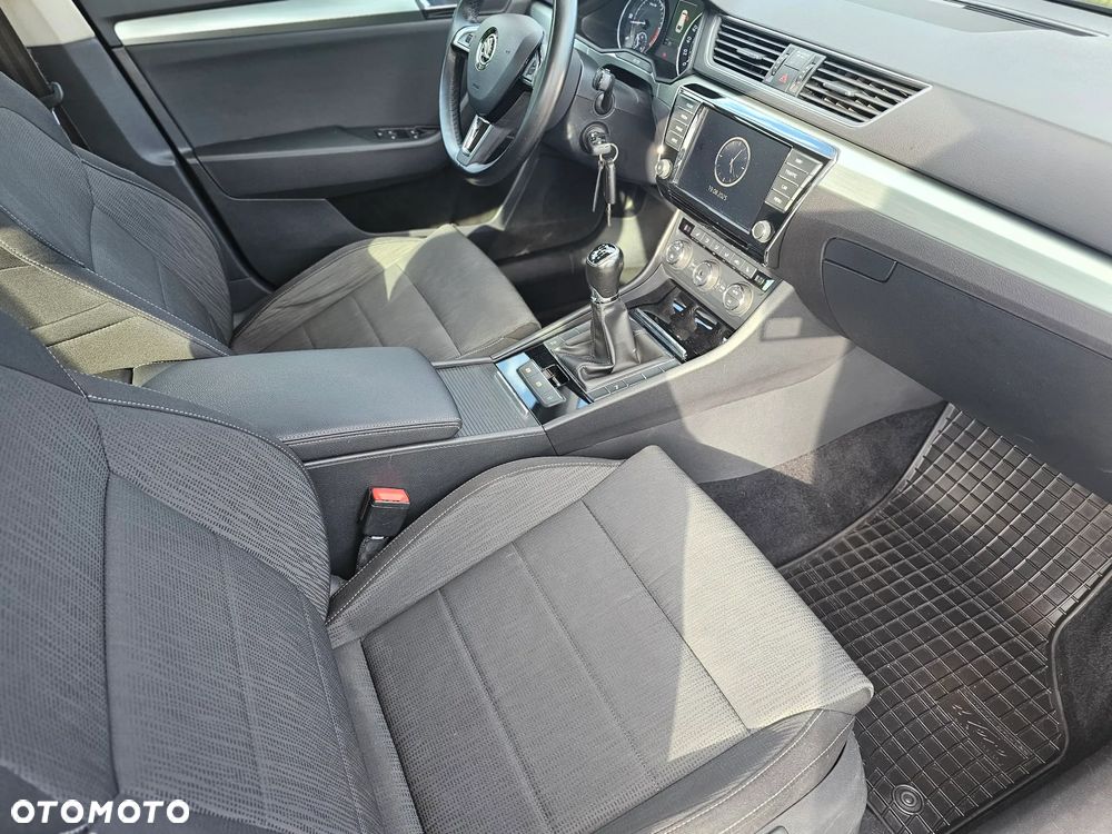Skoda Superb 2.0 TDI Premium Edition - 18