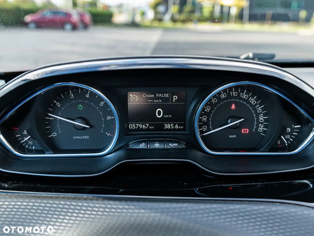 Peugeot 2008 1.2 Pure Tech Allure S&S EAT6 - 28
