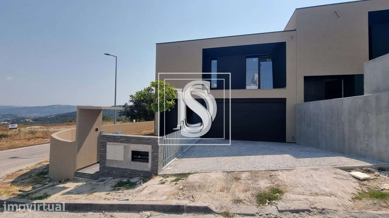 Vivendas T3, gaveto em banda situada em Lanhoso- Póvoa de Lanhoso - Grande imagem: 2/36