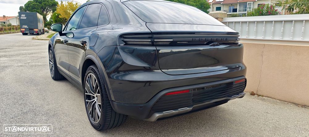 Porsche Macan Electric 4 - 18