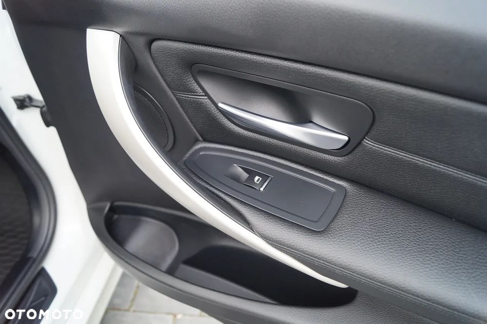 BMW Seria 3 318d Edition M Sport Shadow - 23