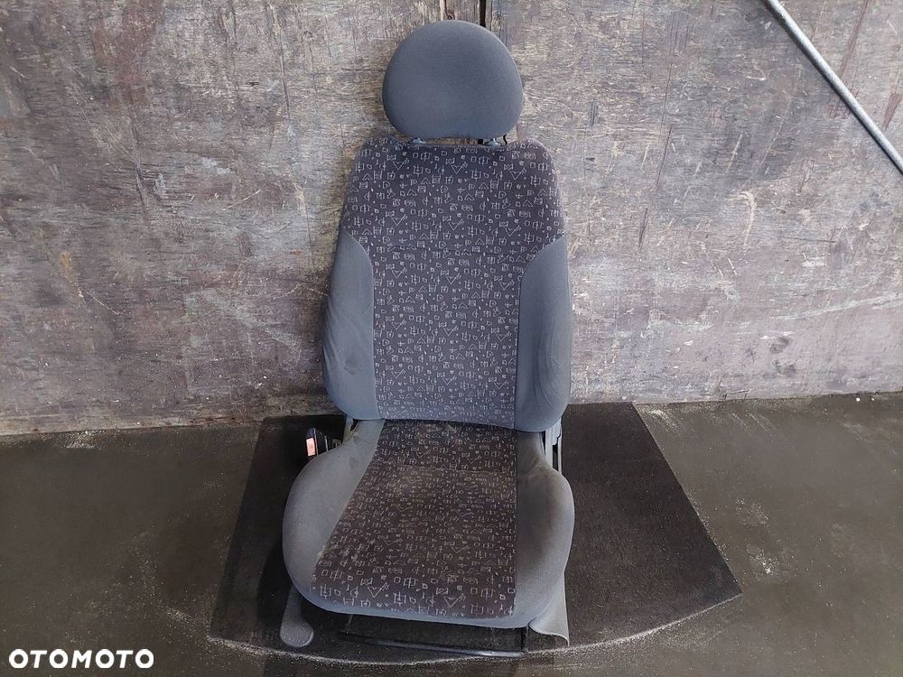 FOTEL LEWY PRZÓD OPEL CORSA C - 1