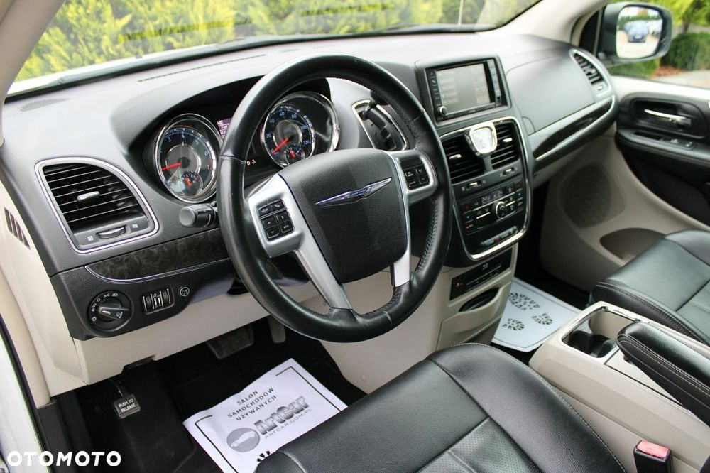 Chrysler Town & Country - 12