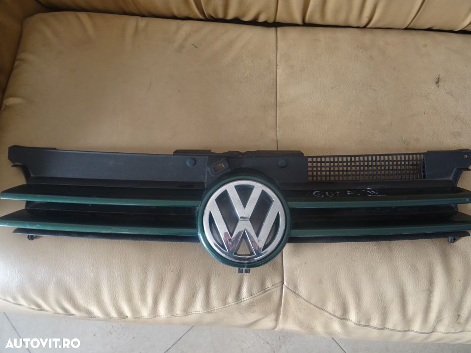 Vand Grila Bara Fata Centrala cu sigla Volkswagen Golf4 din 2004 cod:1j0853651h - 1