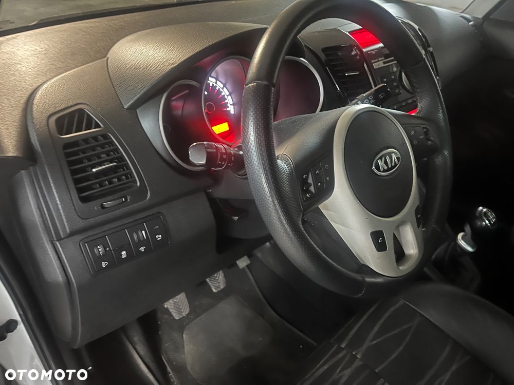 Kia Venga - 10