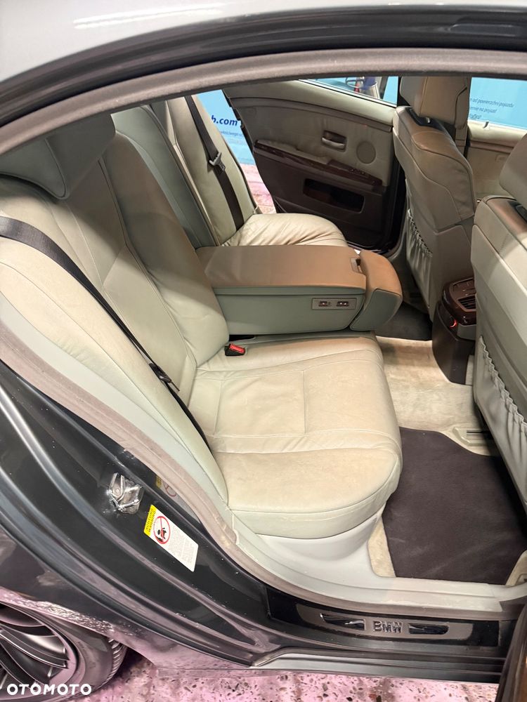 BMW Seria 7 745i - 28
