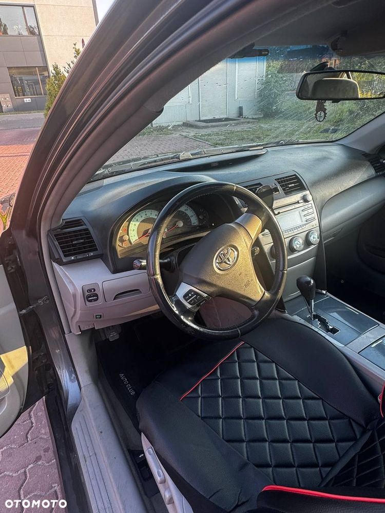 Toyota Camry - 4