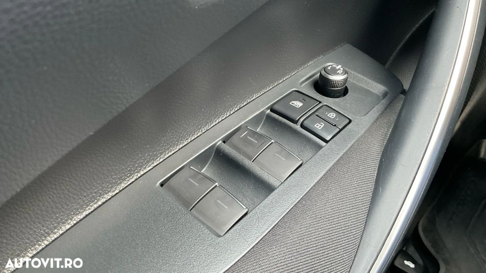 Toyota Corolla Sedan 1.8 HSD Business - 33