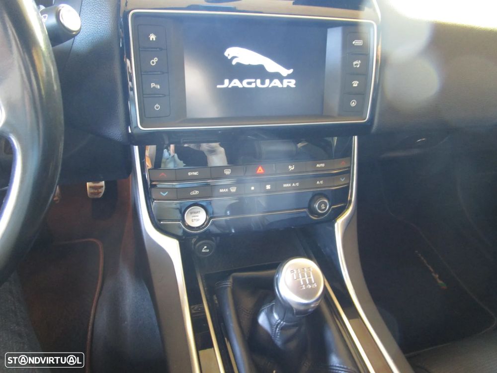 Jaguar XE 2.0 D R-Sport - 24