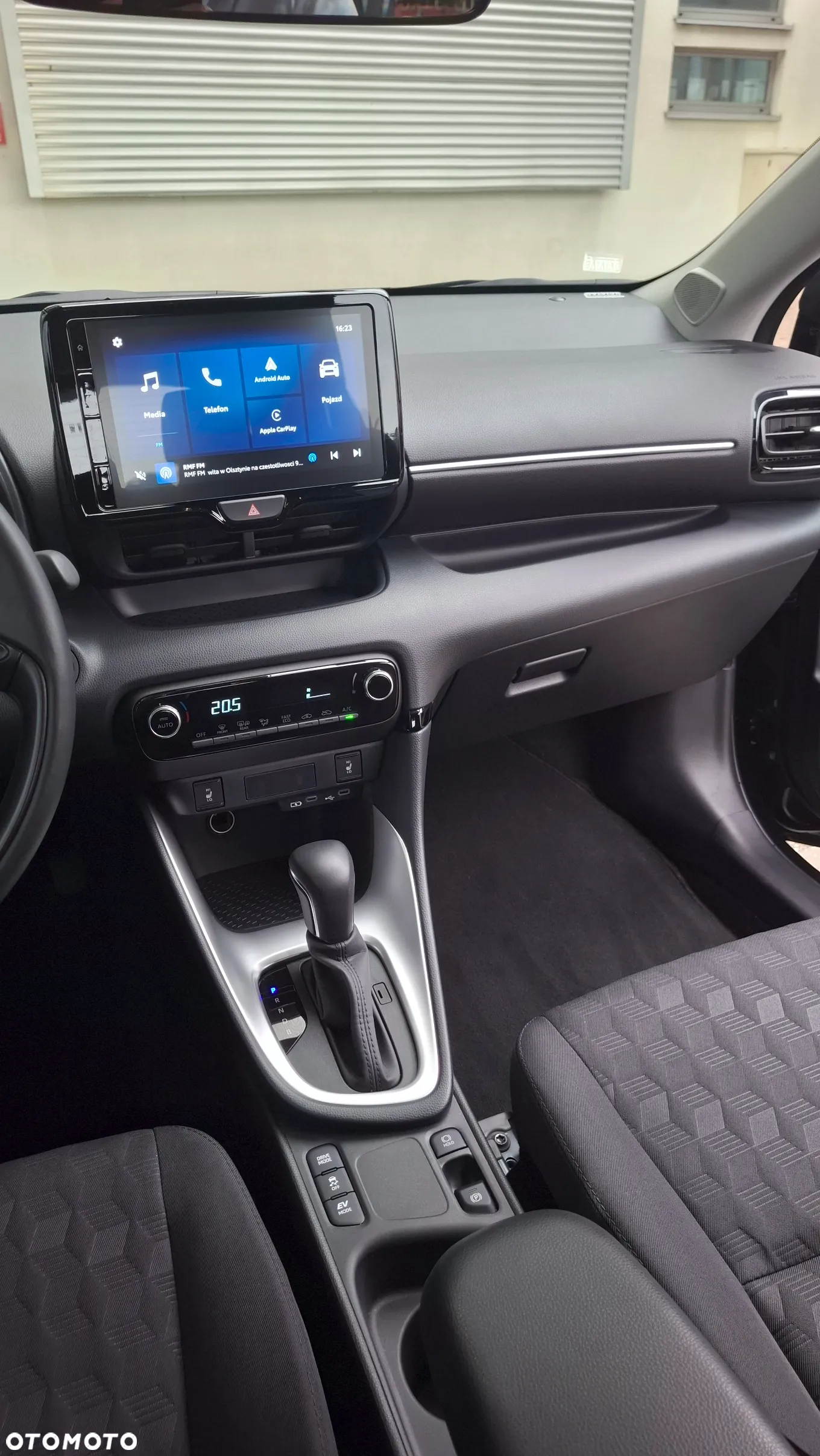 Mazda 2 Hybrid - 10