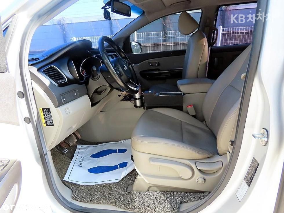 Kia Carnival - 7