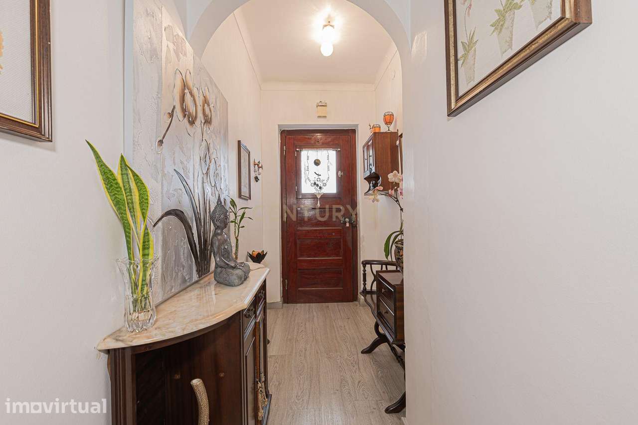 Apartamento T2 parcialmente renovado — Porto Salvo - Grande imagem: 5/48
