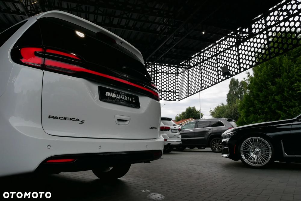 Chrysler Pacifica - 32