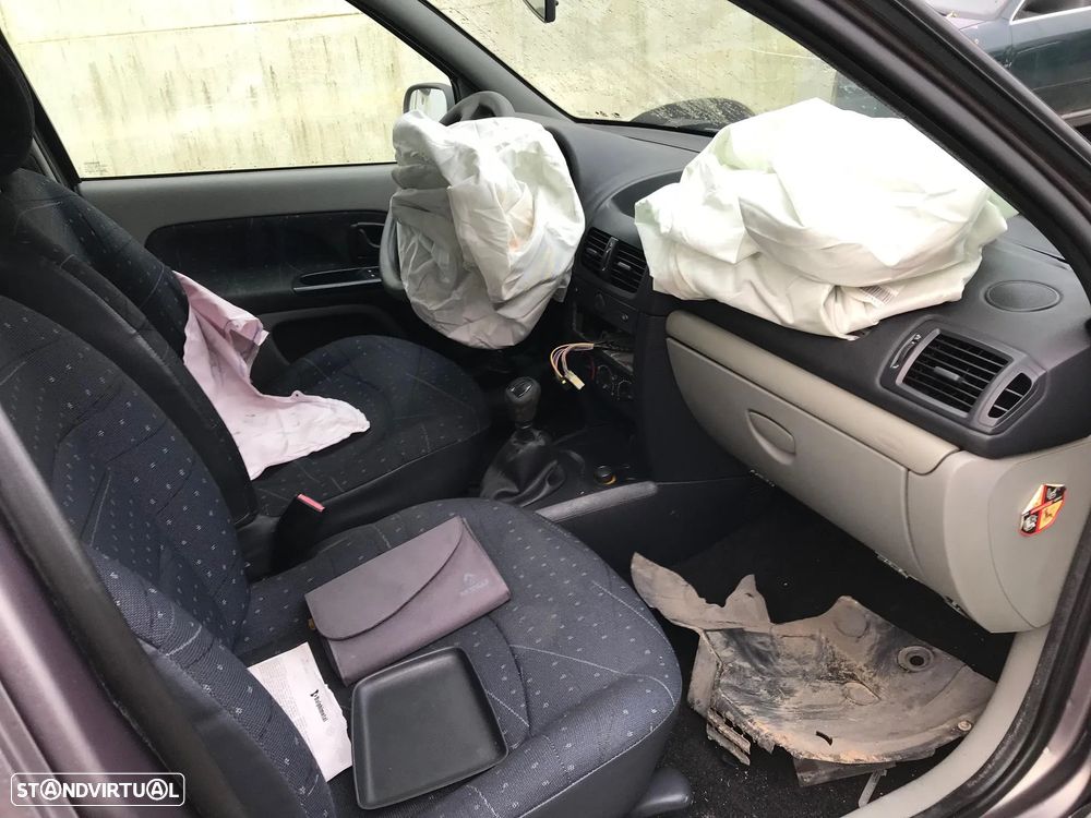 Renault Clio II 1.2 5P 2002 - Para Peças - 6