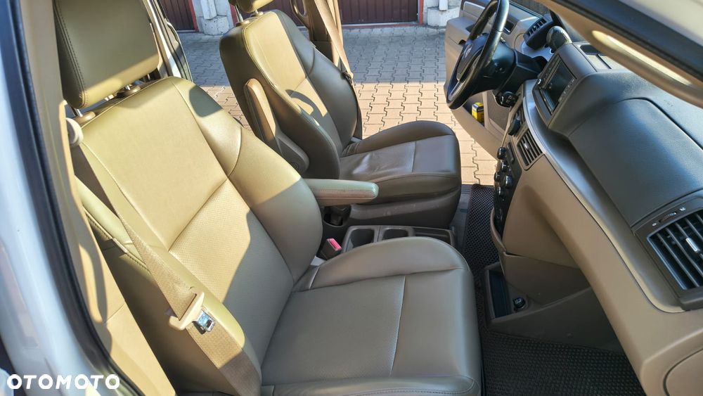 Volkswagen Routan - 16