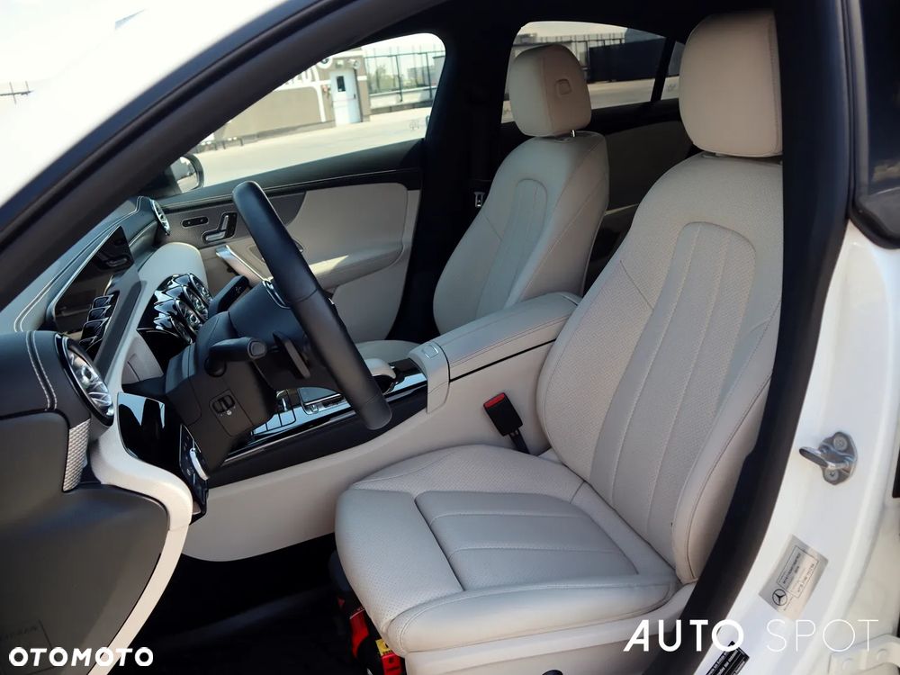 Mercedes-Benz CLA 220 4-Matic 7G-DCT - 17