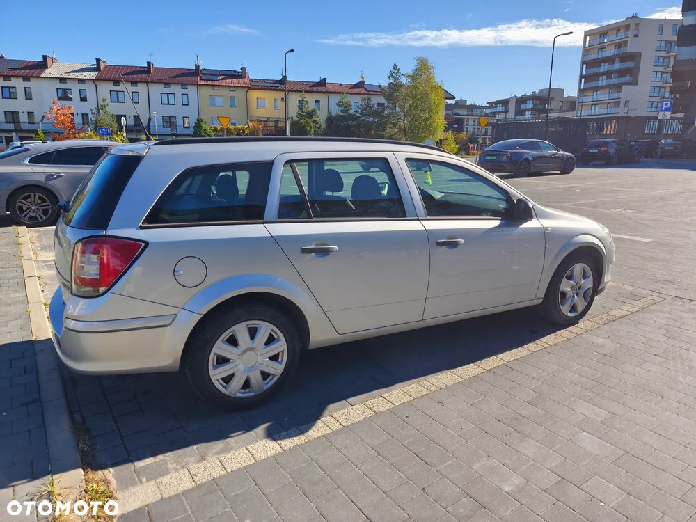Opel Astra 2011 photo 2